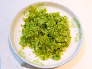 4、东北酸菜饺子,大葱切成末