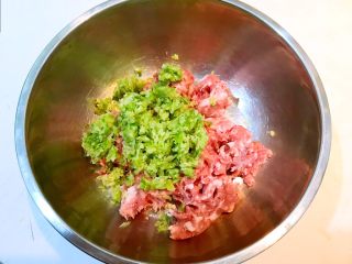 7、东北酸菜饺子,加入葱末和姜末