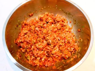 13、东北酸菜饺子,顺着一个方向调匀