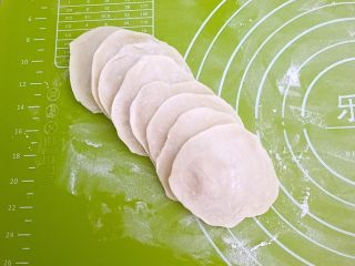 22、东北酸菜饺子,擀成饺子皮