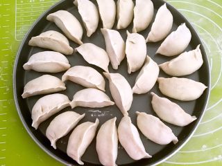 24、东北酸菜饺子,包好的蒸饺生坯