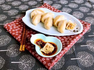 29、东北酸菜饺子,酸菜猪肉馅蒸饺皮薄馅大，口感微酸，鲜香适宜~