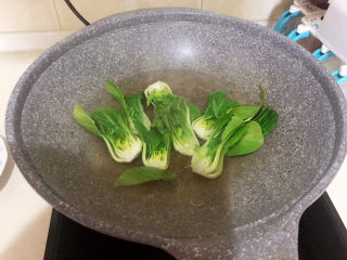 3、鲍鱼捞饭,水开后加入油菜