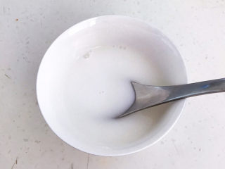 5、鲍鱼捞饭,玉米淀粉加入1大勺冷水调匀，做成水淀粉