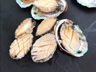 8、鲍鱼捞饭,把鲍鱼切成花刀