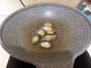 9、鲍鱼捞饭,水开后加入鲍鱼焯水1分钟