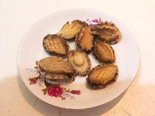 10、鲍鱼捞饭,把焯好的鲍鱼捞出来