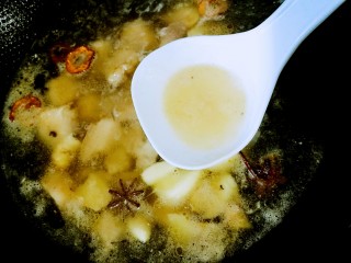 6、#秋味儿#鲍鱼红烧肉,撇去浮沫，改小火，熬煮半小时。