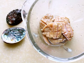 9、#秋味儿#鲍鱼红烧肉,处理好所有鲍鱼，在面上刻花刀，也可以不刻，影响不大。将鲍鱼壳洗净晾干，放在橱柜里，可以防蟑螂哦。