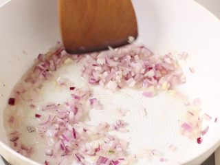 9、脆皮日本豆腐,锅中留底油，下洋葱丁蒜末炒香。