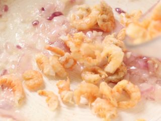 10、脆皮日本豆腐,放入泡好的虾米炒香。