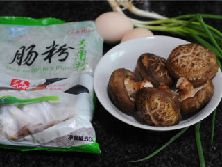 1、鸡蛋花菇肠粉,所有的食材准备好