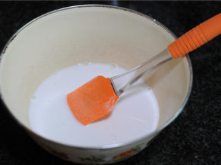 2、鸡蛋花菇肠粉,100克肠粉加入250克水混合搅拌至无干粉颗粒