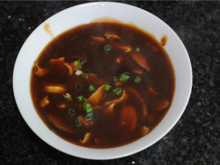 8、鸡蛋花菇肠粉,撒上葱花即可出锅备用