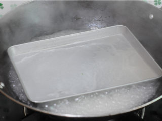 9、鸡蛋花菇肠粉,打开锅查看肠粉，这个时候的肠粉变成透明状