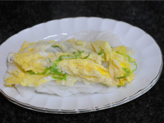 12、鸡蛋花菇肠粉,用刮板将肠粉刮下来，摆盘