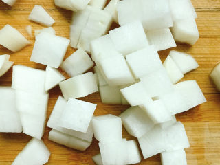 2、羊杂粉,白萝卜切成粒