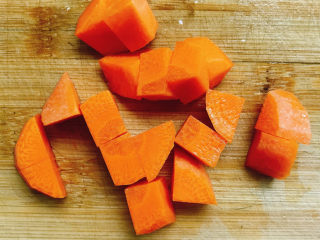 3、羊杂粉,胡萝卜切成粒