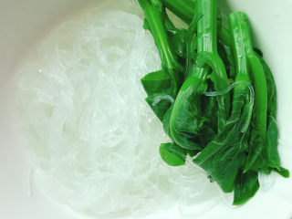 15、羊杂粉,将粉丝和菜心捞入碗中。