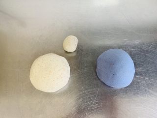 2、蓝天白云全麦小馒头,从白色面团取下20克的小面团。
