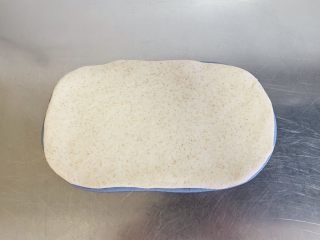 4、蓝天白云全麦小馒头,把擀好的两个面皮叠放在一起