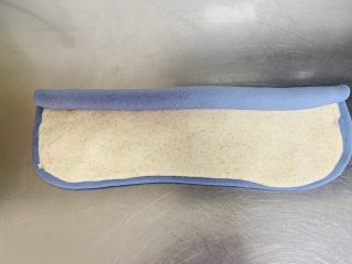 6、蓝天白云全麦小馒头,擀好的面皮翻面，从没有云朵的一侧卷起。