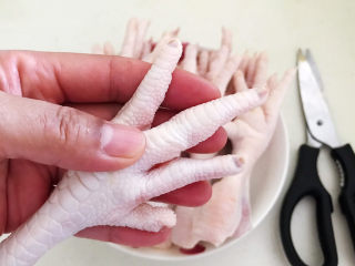 2、香辣卤鸡爪,给鸡爪剪去指甲