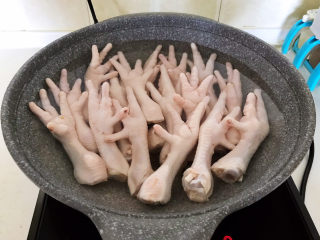 4、香辣卤鸡爪,锅里加入冷水，加入鸡爪