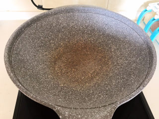 11、香辣卤鸡爪,炒锅烧热后加入少许大豆色拉油