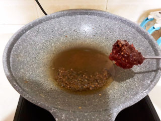 12、香辣卤鸡爪,锅里加入菜籽油，油烧热后加入花椒粒，炒出香味，加入自制的香辣酱