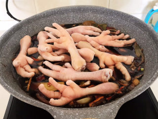 25、香辣卤鸡爪,加入焯好的鸡爪