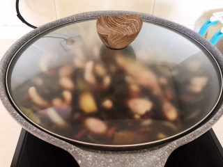 28、香辣卤鸡爪,盖上锅盖大火烧开后小火煮20分钟