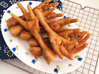 32、香辣卤鸡爪,香辣卤鸡爪可以吃了，口感有嚼劲儿，香辣适宜，开胃又解馋，追剧必备啊～