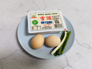 1、鸡蛋豆腐羹,准备好食材