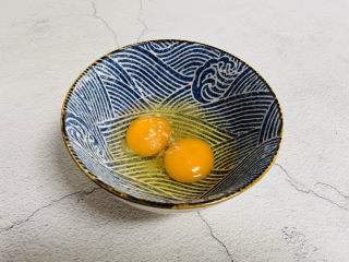 2、鸡蛋豆腐羹,鸡蛋打入碗中加入适量盐和白胡椒粉