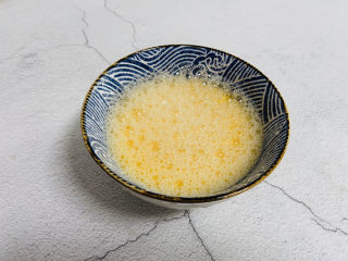 3、鸡蛋豆腐羹,加入适量清水（1:1）打散