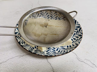 7、鸡蛋豆腐羹,取一筛网