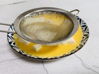 8、鸡蛋豆腐羹,将蛋液过滤一遍