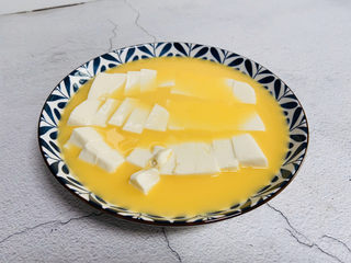 9、鸡蛋豆腐羹,蛋液淋入豆腐上