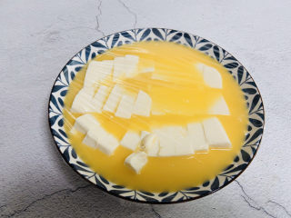 10、鸡蛋豆腐羹,包上保鲜膜用牙签扎几个小孔