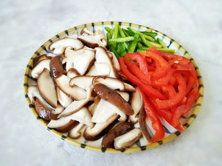 3、#猪年#五花肉炒香菇,青红椒切丝备用,香菇捞出拔凉控水备用