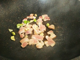 5、#猪年#五花肉炒香菇,锅里油烧热,放入葱姜,放入肉片翻炒