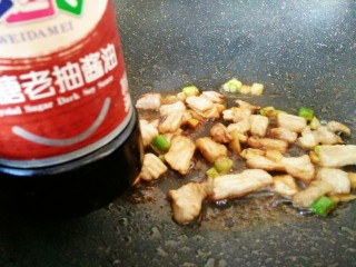 6、#猪年#五花肉炒香菇,加入生抽和老抽