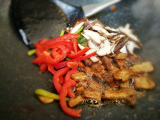 8、#猪年#五花肉炒香菇,放入青红椒和香菇