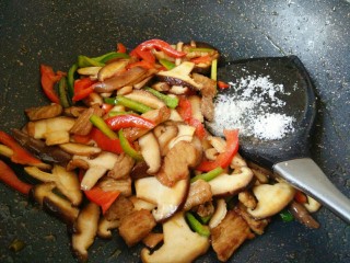 9、#猪年#五花肉炒香菇,继续翻炒匀,加入适量白糖和食盐