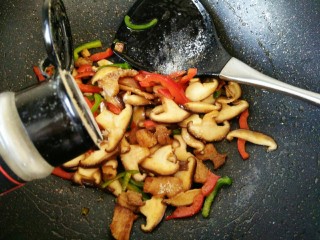 10、#猪年#五花肉炒香菇,加小许白胡椒粉