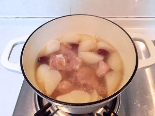 13、冬日温补-萝卜炖排骨,煮至排骨萝卜酥烂即可，根据个人口味加盐（抽油烟机的黄灯光下颜色偏黄）