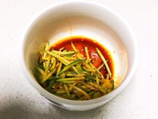 18、重庆红油抄手,加入黄瓜丝