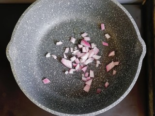 2、宝宝辅食—冬瓜蔬菜烩饭,锅内倒入少许油，放入洋葱炒香