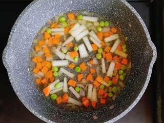 5、宝宝辅食—冬瓜蔬菜烩饭,倒入一大碗清水，中火煮开后，转小火焖煮